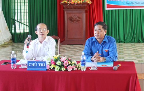 Đồng chí Nguyễn Tử Ân (bên trái) - Giám đốc Ngân hàng Chính sách - Xã hội tỉnh giải đáp thắc mắc của cán bộ Đoàn